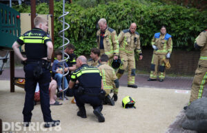 Brandweer bevrijdt kindje na vastzitten speeltoestel Laantje van Salland Den Haag