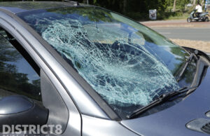 Fietser belandt op voorruit van auto bij aanrijding Dedemsvaartweg Den Haag