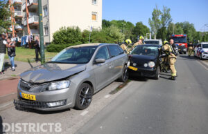 Automobilist botst tegen twee geparkeerde voertuigen, politie verricht aanhoudingen Dedemsvaartweg Den Haag