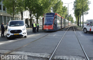 Tram 9 botst tegen busje Fruitweg Den Haag