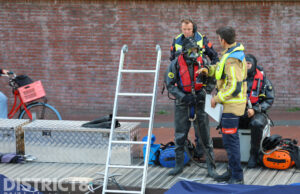 Brandweerduiker vist telefoon uit Delftse gracht Houttuinen Delft
