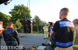 Twee gewonden nadat auto ondersteboven in water belandt N14 Wassenaar