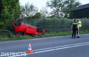 Auto belandt op z’n kop in berm na ongeval Katwijkerlaan Pijnacker