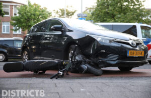 Verkeerd geparkeerde auto’s veroorzaken aanrijding De la Reyweg Den Haag