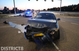 Veel schade na fikse botsing op kruispunt Koning Willem-Alexanderviaduct Den Haag