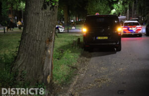 Busje van uitvaartonderneming rijdt tegen boom Thorbeckelaan Den Haag