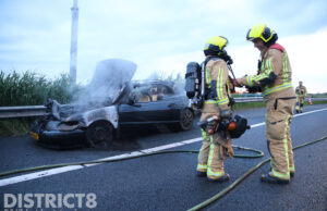 Twee rijstroken dicht door brandende auto A13 Delft