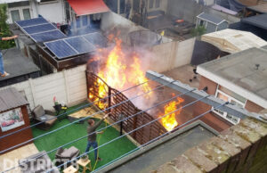 Brand in achtertuin slaat over naar andere schuur Woudenbergstraat Den Haag