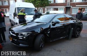 Busje ramt geparkeerde auto met flinke schade tot gevolg Driebergenstraat Den Haag
