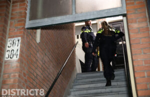 Schade aan ruiten in portiek na explosie Laakkade Den Haag