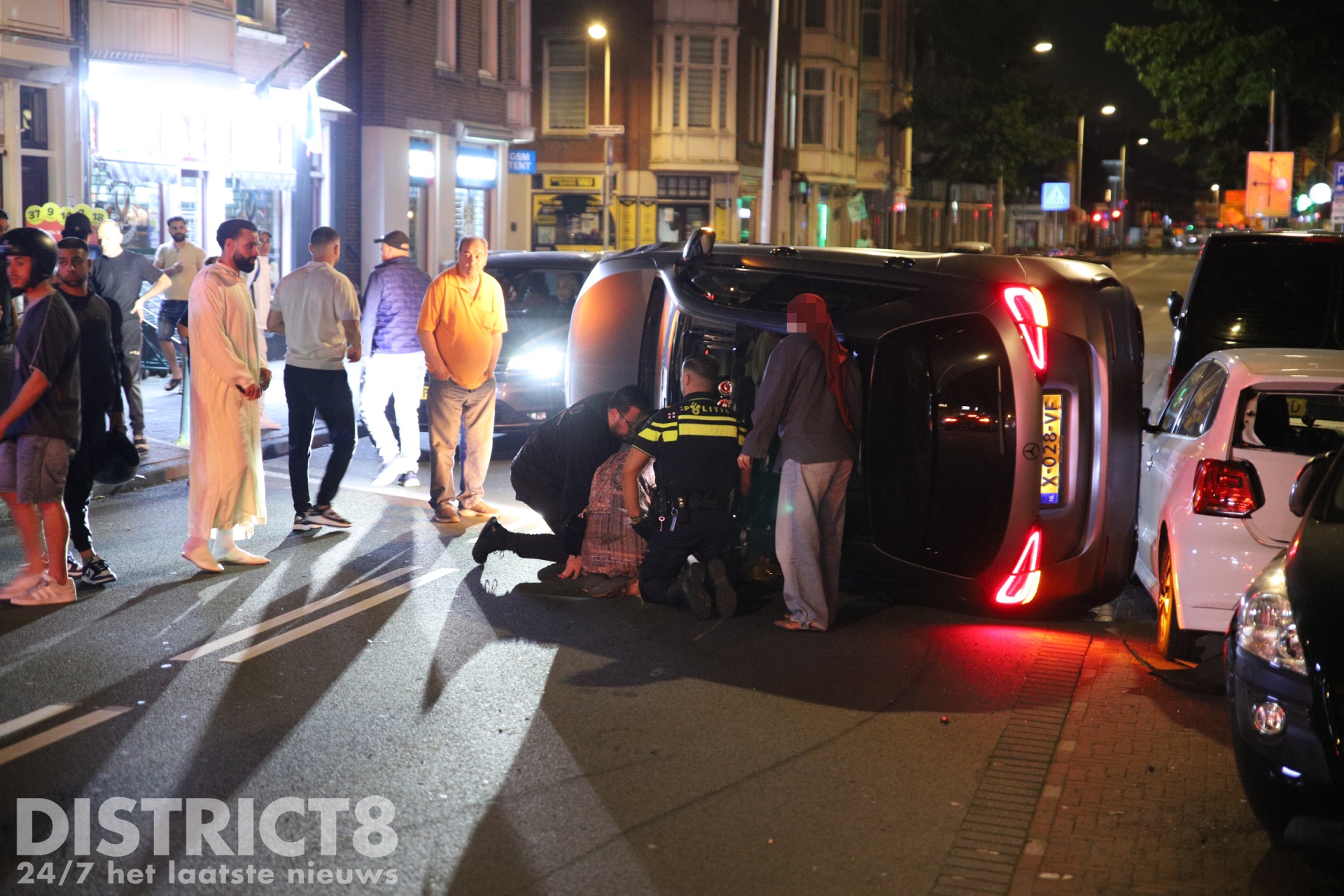Zwaar ongeval op Kempstraat in Den Haag: bestuurster raakt bekneld onder auto
