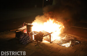 Afval in brand gestoken op stoep Albardastraat Den Haag