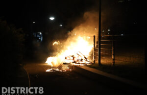 Rondhangende jeugd steekt afval in brand Cromvlietplein Den Haag