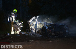 Brandweer heeft moeite met blussen elektrische autobrand Gele Lis Leidschendam