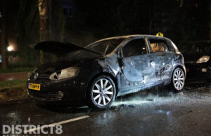 Geparkeerde auto gaat in vlammen op Meppelweg Den Haag