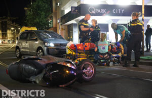 Scooterrijder gewond na aanrijding voor politiebureau Jan Hendrikstraat Den Haag