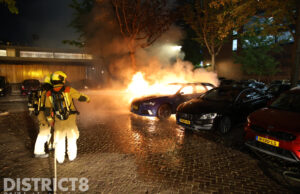 Vlammenzee verwoest twee geparkeerde auto’s Aart van der Leeuwlaan Delft