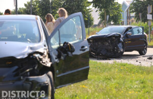 Veel schade na aanrijding tussen twee auto’s Laan van t Haantje Rijswijk