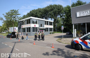 Veel schade na aanrijding op kruispunt Tanthofdreef Delft