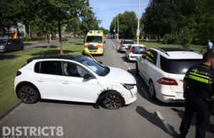 Bestuurster raakt onwel en ramt geparkeerde auto Loevesteinlaan Den Haag