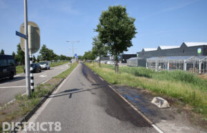 Lekgeslagen dieseltank van vrachtwagen veroorzaakt verkeersinfarct Zuidhoornseweg Den Hoorn