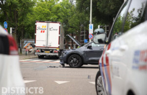 Forse schade na aanrijding tussen vrachtwagen en personenauto Oude Haagweg Den Haag