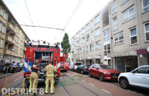 Veel rookontwikkeling bij felle brand in woning Hobbemastraat Den Haag