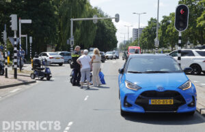 Vrouw in scootmobiel aangereden door automobilist Erasmusweg Den Haag