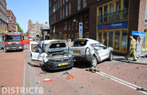 Auto knalt tegen bedrijfspand en komt tot stilstand tegen bestelbus Ezelsveldlaan Delft