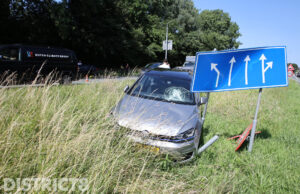 Schade na aanrijding tussen drie voertuigen Kruithuisweg-N470 Delft