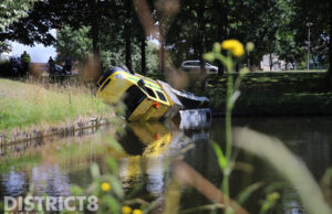 Werkauto belandt ondersteboven in het water Hoogkamerlaan Rijswijk