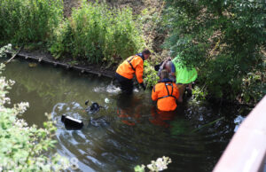 Omstanders redden te water geraakte vrouw Laan van Mensenrechten Den Haag