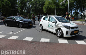 Twee gewonden en kruising gestremd na aanrijding Melis Stokelaan Den Haag
