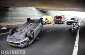 Auto over de kop na aanrijding, veroorzaker doorgereden A4 Schipluiden
