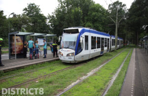 Man springt voor tram bij halte, tramverkeer stilgelegd Meppelweg Den Haag