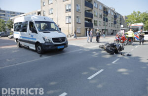 Schade na aanrijding tussen motorrijder en busje Hertenrade Den Haag