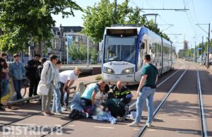 Fietser zwaargewond na val door tramrails Westvest Delft
