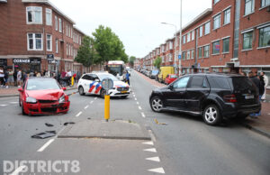 Twee auto’s zwaar beschadigd en weg afgesloten na aanrijding Hoefkade Den Haag