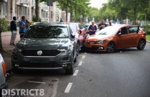 Vier voertuigen beschadigd bij eenzijdige aanrijding Meppelweg Den Haag