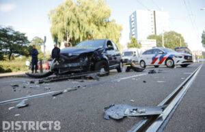 Veel schade na ongeval tussen twee auto’s Dedemsvaartweg Den Haag