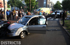 Grote ravage na flinke aanrijding; automobilist zwaargewond Meppelweg Den Haag
