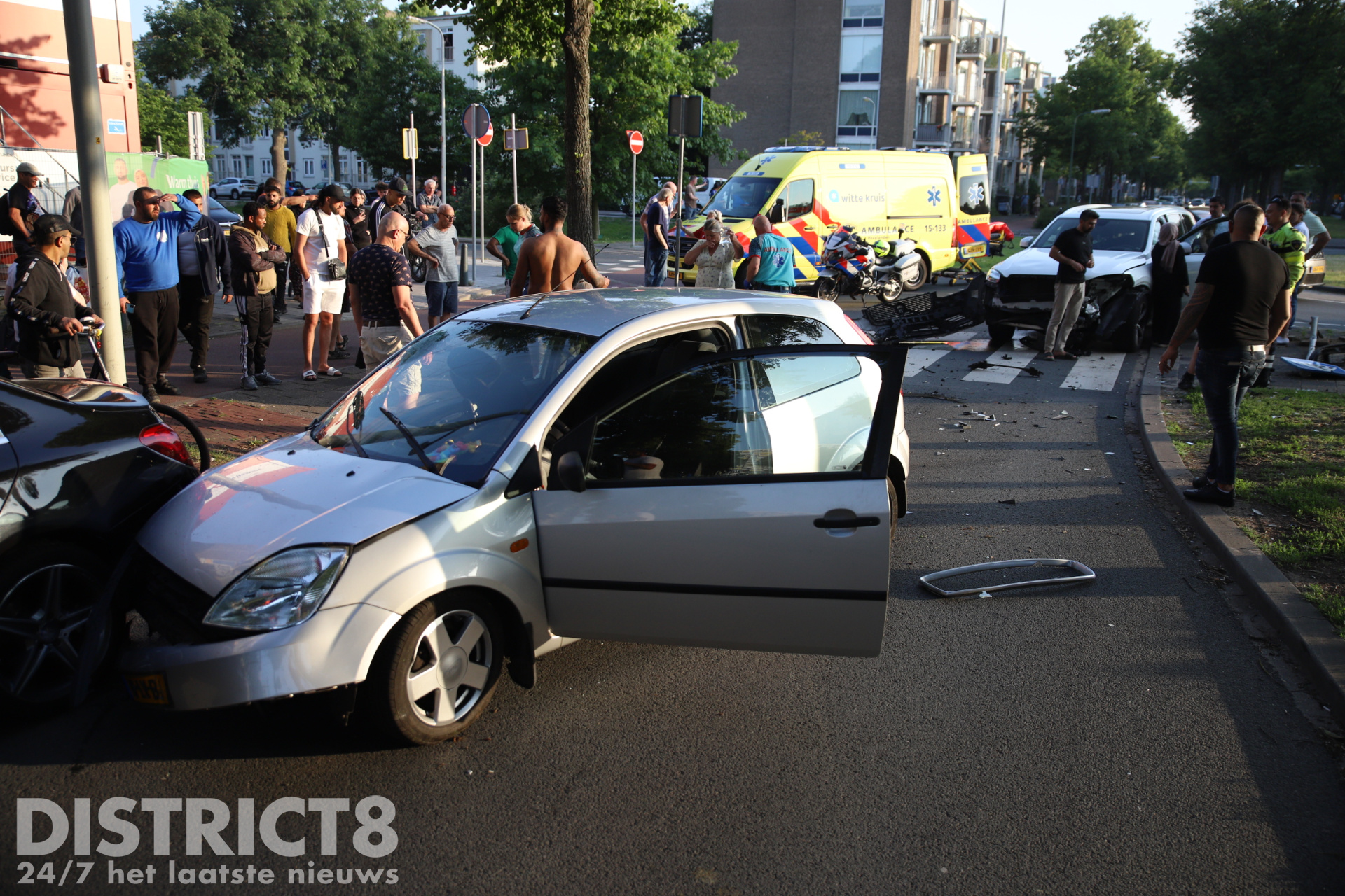 Grote ravage na flinke aanrijding; automobilist zwaargewond Meppelweg Den Haag