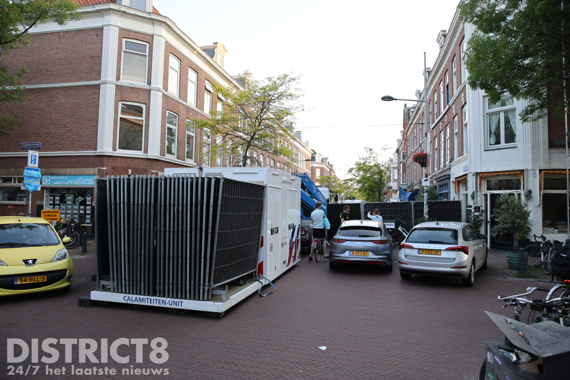 Politiemacht valt bedrijfspand binnen Prins Hendrikstraat Den Haag