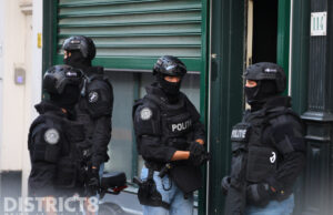 Politiemacht valt bedrijfspand binnen Prins Hendrikstraat Den Haag