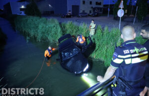 Gezellig autoritje eindigt met flinke plons in sloot Turfschipper Wateringen
