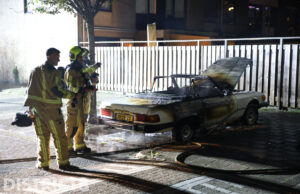 Geparkeerde oldtimer in brand gestoken Lusakastraat Delft