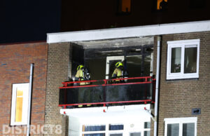 Uitslaande brand in flatwoning op de vierde etage, omwonenden in badjas op straat Dr H. Colijnlaan Rijswijk