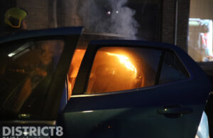 Auto zwaar beschadigd door brand Baambruggestraat Den Haag