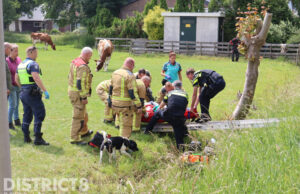 Vrouw rijdt met scootmobiel greppel in en raakt gewond Oostveenseweg Schipluiden