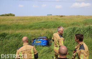Auto raakt van de weg en belandt deels in het water Westlandroute (N222) Naaldwijk